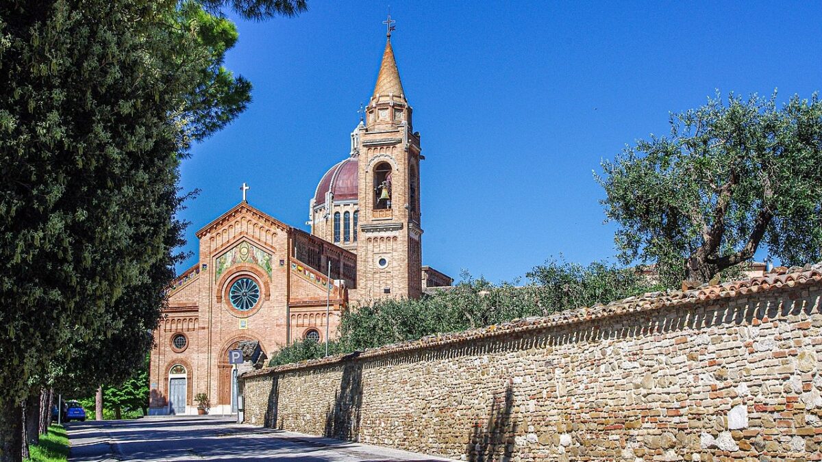 Scopri questo Borgo delle Marche dalla storia millenaria e dal fascino unico