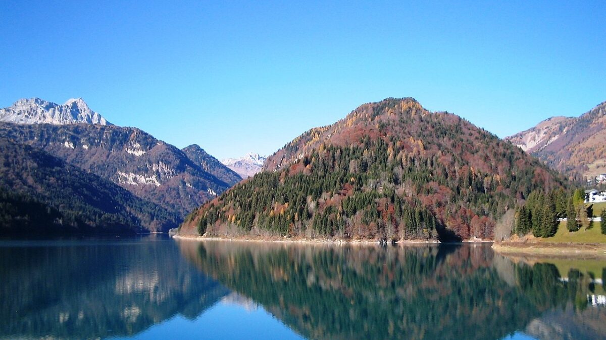 Questo borgo Friulano è una perla medievale dell’Alta Carnia da scoprire in autunno