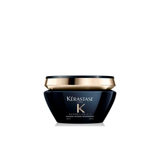 Kérastase Chronologiste Masque La Kérastase Chronologiste Masque è una maschera altamente rivitalizzante, pensata per combattere i segni dell'invecchiamento dei capelli e del cuoio capelluto. Grazie alla presenza di acido ialuronico, questa maschera è in grado di trattenere grandi quantità di acqua, garantendo un’idratazione profonda che aiuta a contrastare la secchezza. Oltre a nutrire i capelli, questo prodotto agisce direttamente sul cuoio capelluto, aiutando a mantenerlo sano e idratato. I benefici non finiscono qui: la maschera combatte l’effetto crespo e dona ai capelli una morbidezza incredibile, accompagnata da una lucentezza naturale che ravviva anche le chiome più spente.