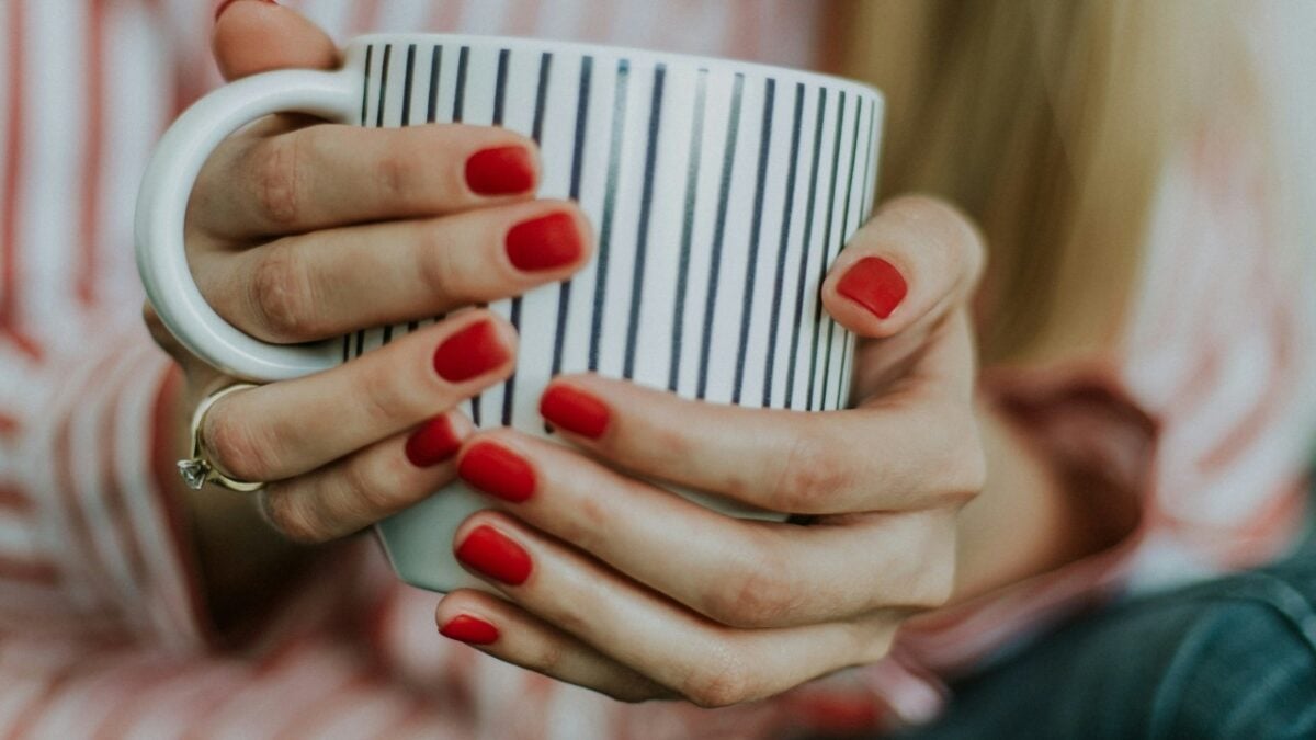 Perché le unghie rosse sono la manicure perfetta quando ti Trucchi poco…