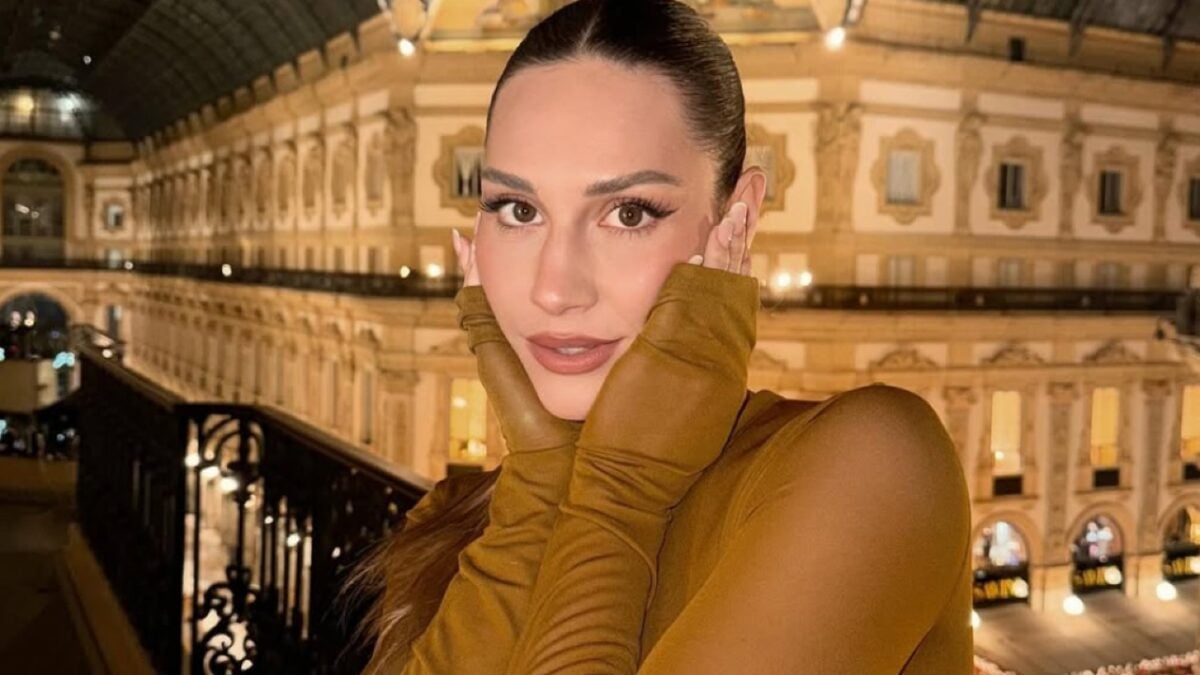 Beatrice Valli abbraccia il trend, anche per lei il Marrone è il colore del momento: scopri il Look 