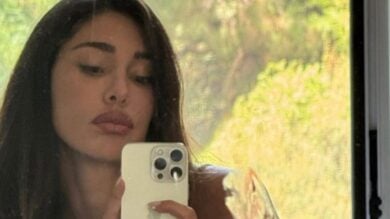 Belen Rodriguez super sexy, il cappotto di pelle diventa un mini-dress