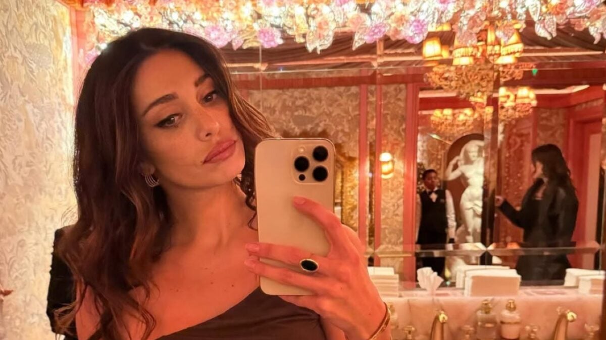 Belen Rodriguez sfida il freddo a Londra con un abito super sexy: guarda