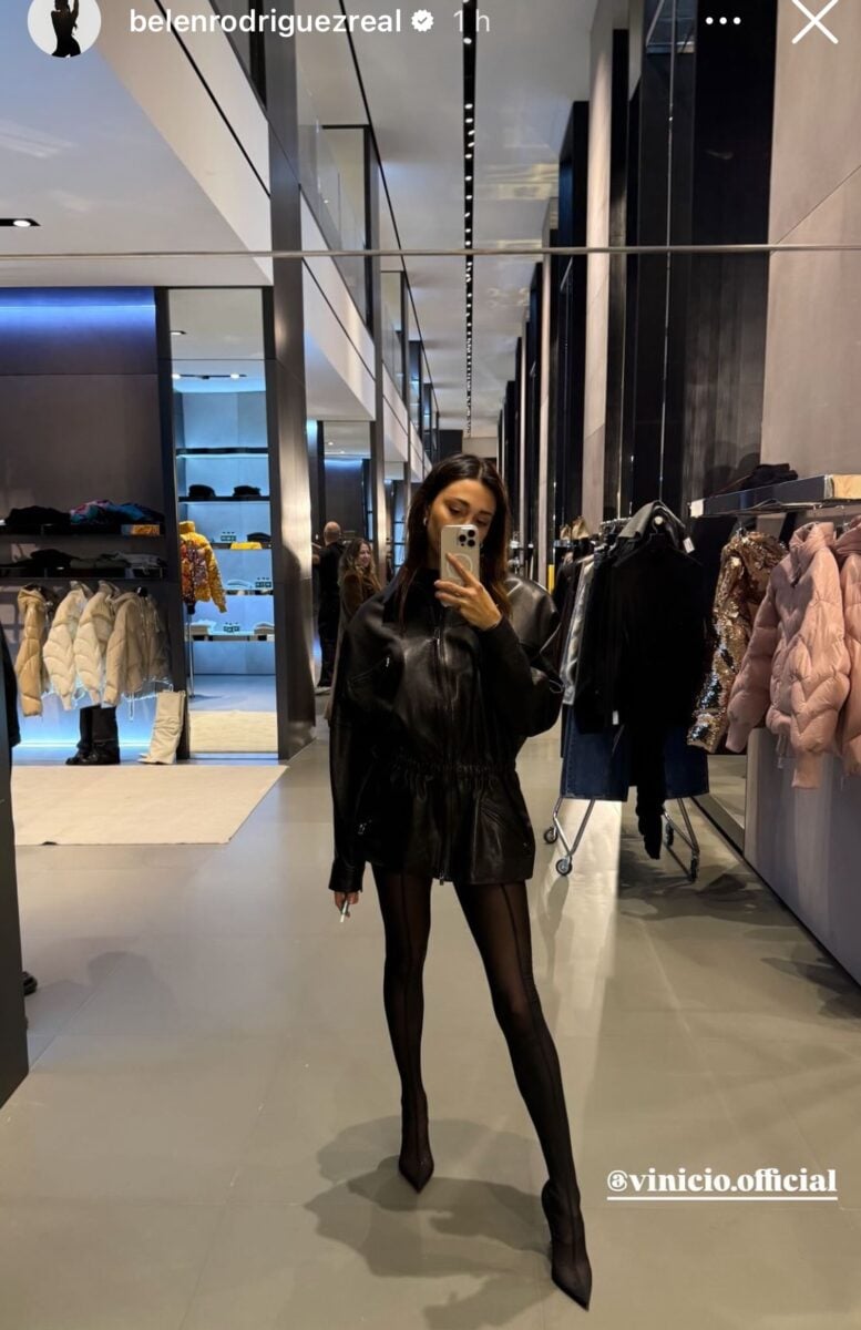 Belen Rodriguez super sexy, il cappotto di pelle diventa un mini-dress