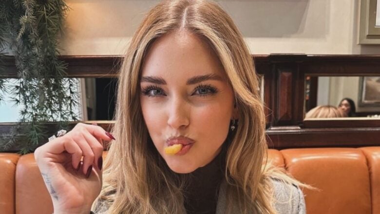 Chiara Ferragni, anni Novanta che passione: la tuta in velluto fa discutere