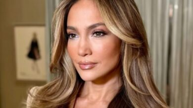 Jennifer Lopez abbina il blazer avvitato al mini-dress asimmetrico, che schianto