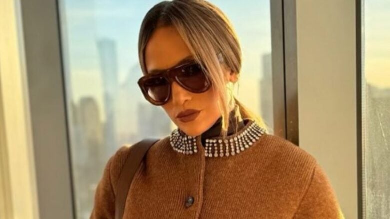 Jennifer Lopez divina con il coordinato in lana firmato Gucci (FOTO)