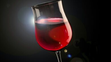 Bordeaux sulle mani: 5 smalti per indossare il colore del vino nuovo