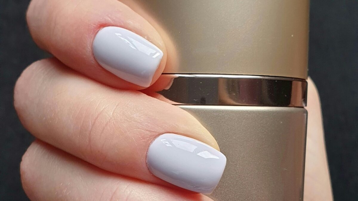 La manicure bianca piace anche d’Inverno: i toni più IN e gli smalti da provare