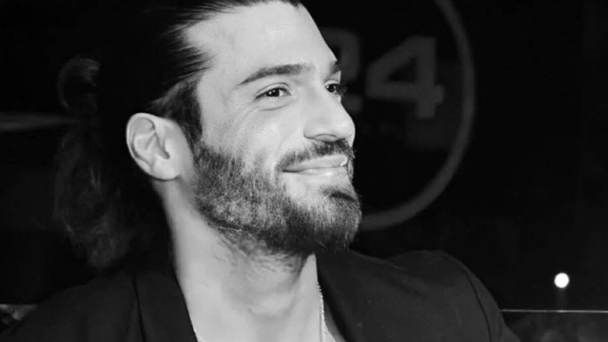 Can Yaman, capelli cortissimi e una giacca in pelle oversize: che schianto (FOTO)