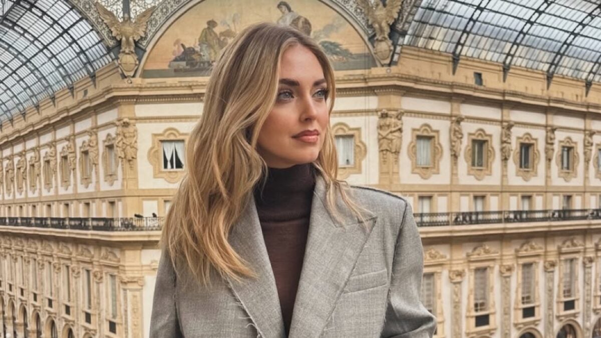 Chiara Ferragni, maglione in lana e pantaloni in paillettes: l’ultima tendenza glam-chic per la montagna