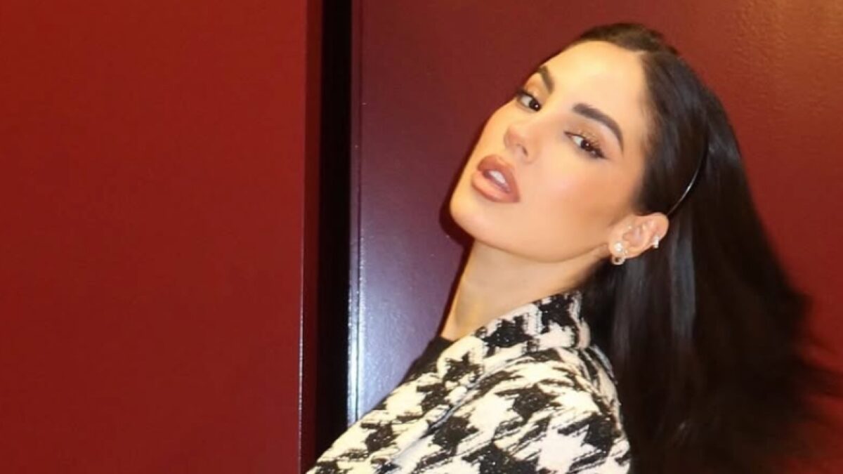 Giulia De Lellis, ecco come essere sexy anche in alta quota con il Mini-Dress aderente (FOTO)