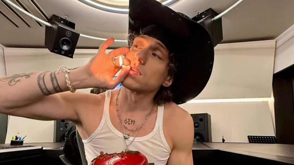 Irama festeggia il compleanno con il Look da cowboy super sexy (FOTO)