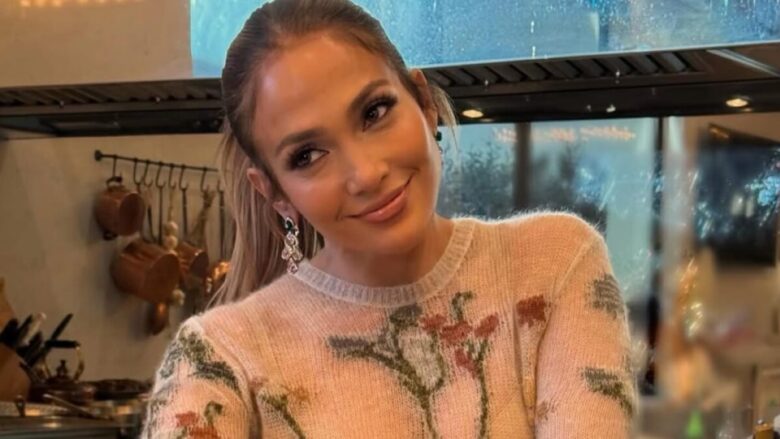 Jennifer Lopez in cucina… Con l’abito sensuale in paillettes: che Look 