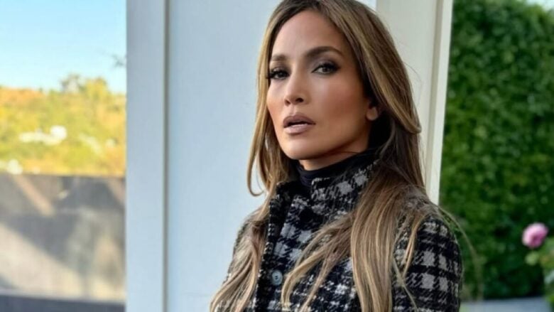 Jennifer Lopez rispolvera i jeans a vita bassa, il Look sorprende