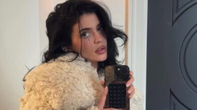 Kylie Jenner, Look angelico con il Mini-Dress lace: che schianto