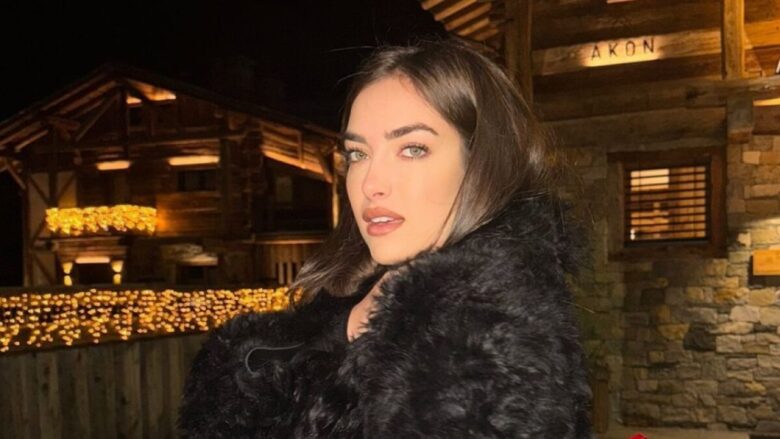 Nilufar Addati con il mini-dress in mezzo alla neve: che sexy