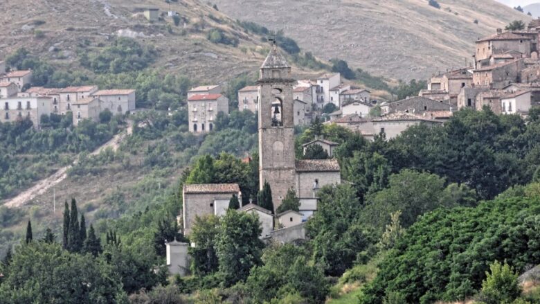 Questo piccolo Borgo Abruzzese abitato da poco più di 100 anime, è un vero spettacolo!