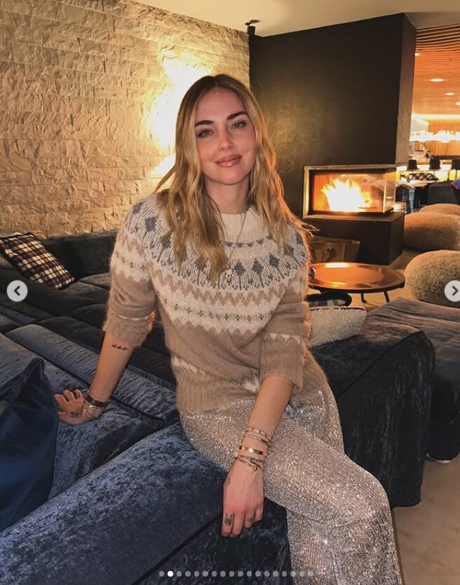 Chiara Ferragni, maglione in lana e pantaloni in paillettes: l’ultima tendenza glam-chic per la montagna