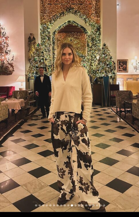 Chiara Ferragni saluta il 2024 con la tendenza dell’anno: pantaloni ‘cow print’ per essere cool 2.0!