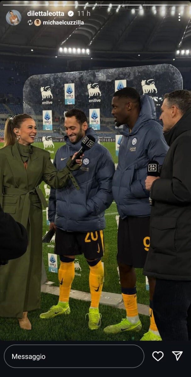 Diletta Leotta, il Look per il ritorno a bordo campo è di super tendenza: cappotto lungo verde e stivali in camoscio