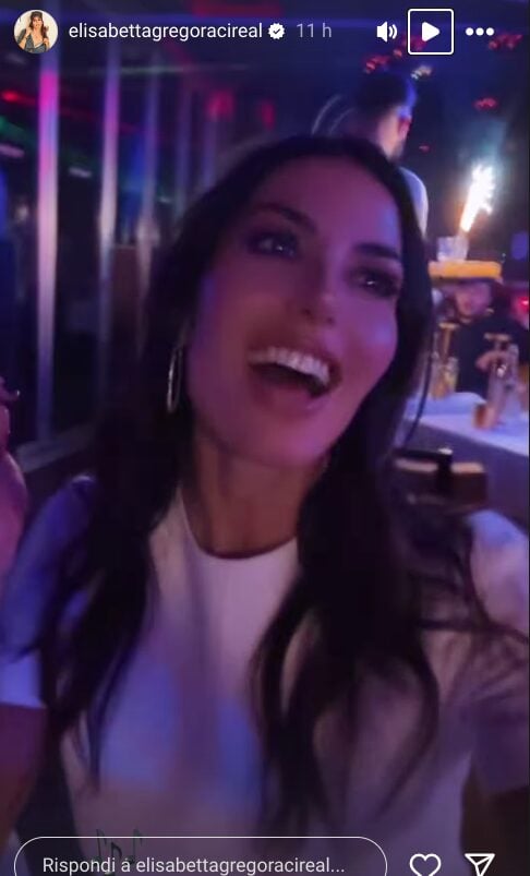 Elisabetta Gregoraci, bellissima in bianco per la giornata con il figlio Nathan Falco