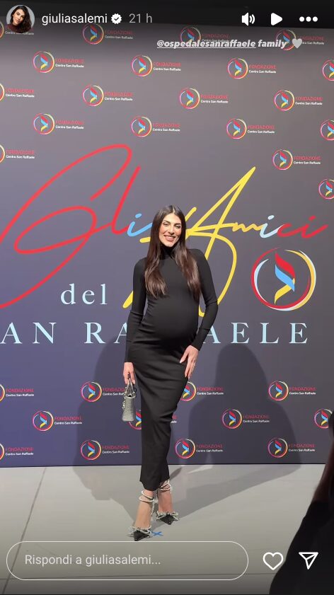 Giulia Salemi, super femminile con l’abito dolcevita: un evergreen da avere sempre nell’armadio!