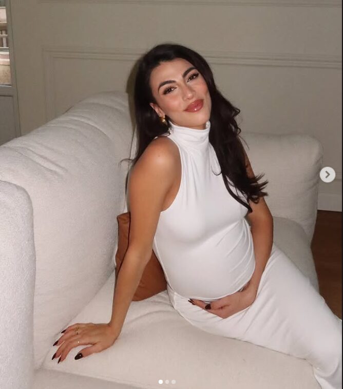 Giulia Salemi, divina con l’abito bianco a fascia che mette in risalto il meraviglioso pancione FOTO