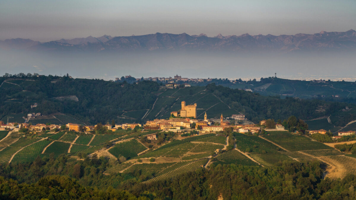 Paesaggi mozzafiato e buon vino, questo Borgo Piemontese vale la pena di una visita!