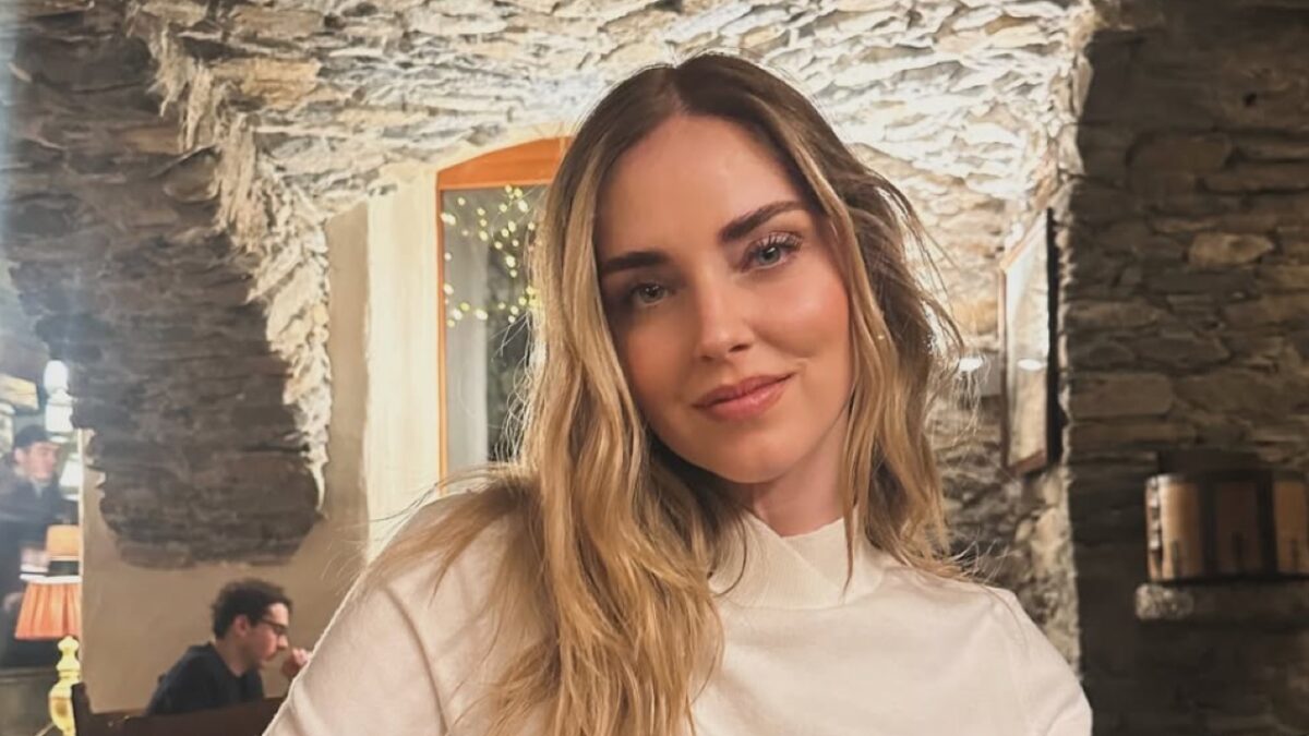 Chiara Ferragni, con il Look classy-chic per il lavoro (e non solo!) è un incanto: da copiare subito!