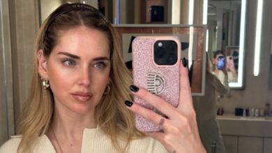 Chiara Ferragni, molto cool con il berretto e la pelliccia bianca: il Look da tutti i giorni da copiare subito!