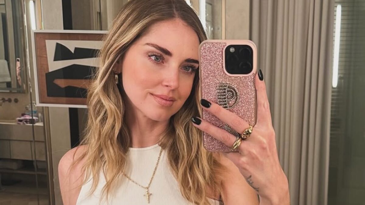 Chiara Ferragni, maxi cappotto e felpa: la combo perfetta per look casual&chic!