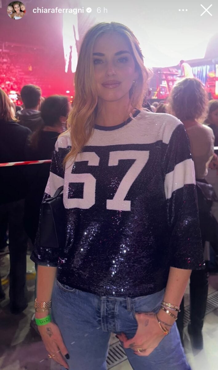 Chiara Ferragni il Look per il concerto è con la maglia oversize glitter (FOTO)