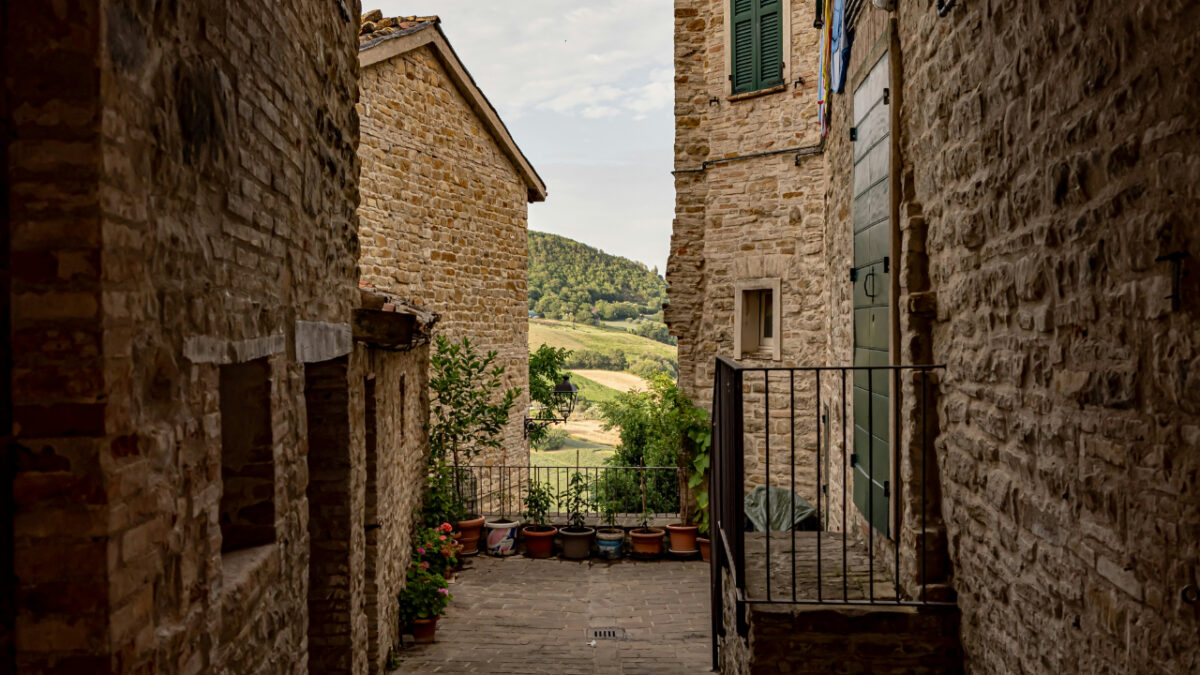 Lo chiamano il Balcone delle Marche, è uno dei Borghi più belli e suggestivi d’Italia