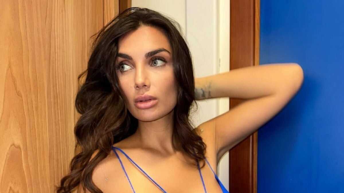 Elettra Lamborghini super sexy con il costume intero griffato: guarda