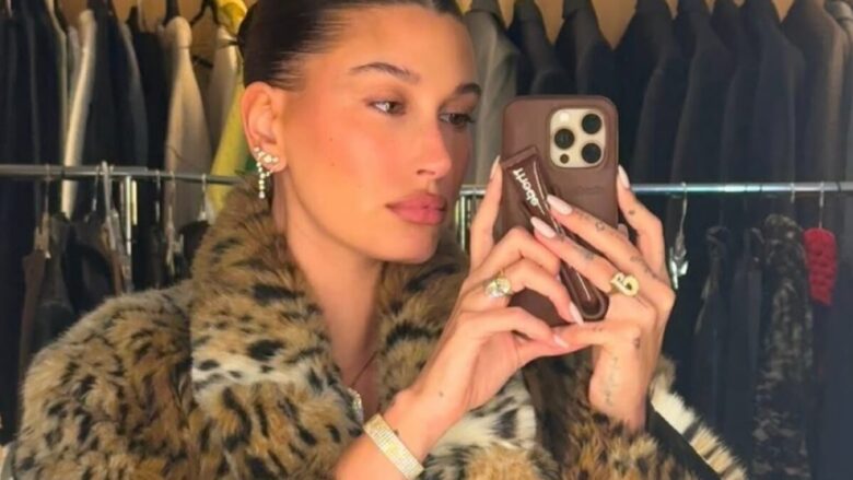 Hailey Bieber, il suo 2025 inizia con la Pelliccia maculata