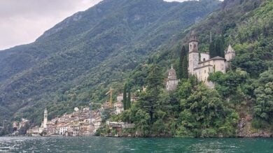 Con il suo centro storico scavato nella roccia, questo Borgo è una vera perla sul Lago di Como