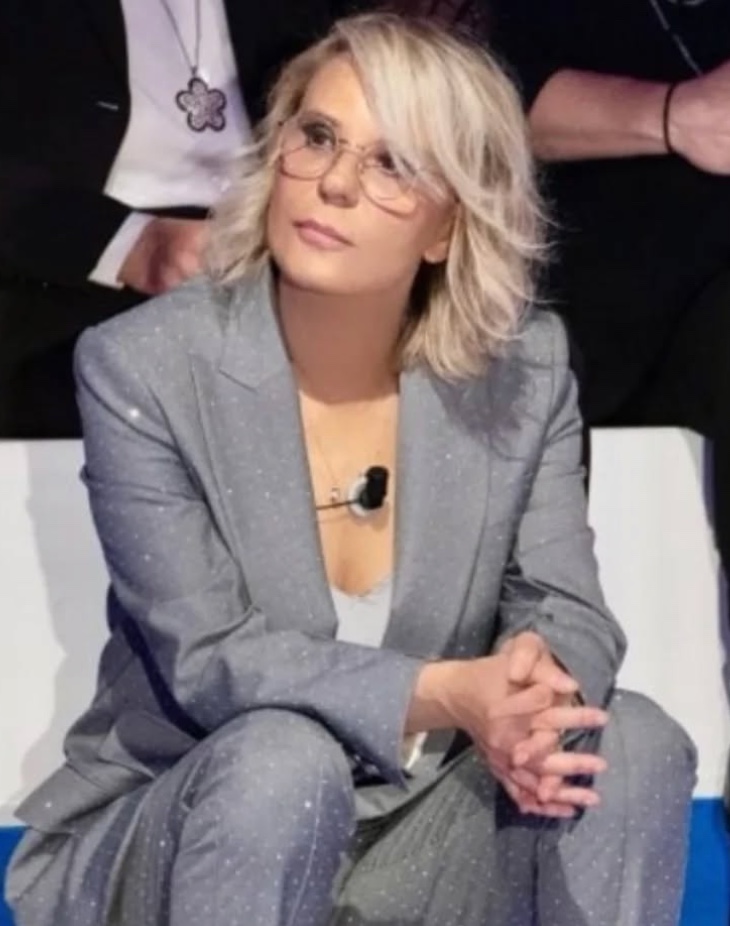 Maria De Filippi apre la nuova stagione di C’è Posta per Te con questo completo super elegante (FOTO)