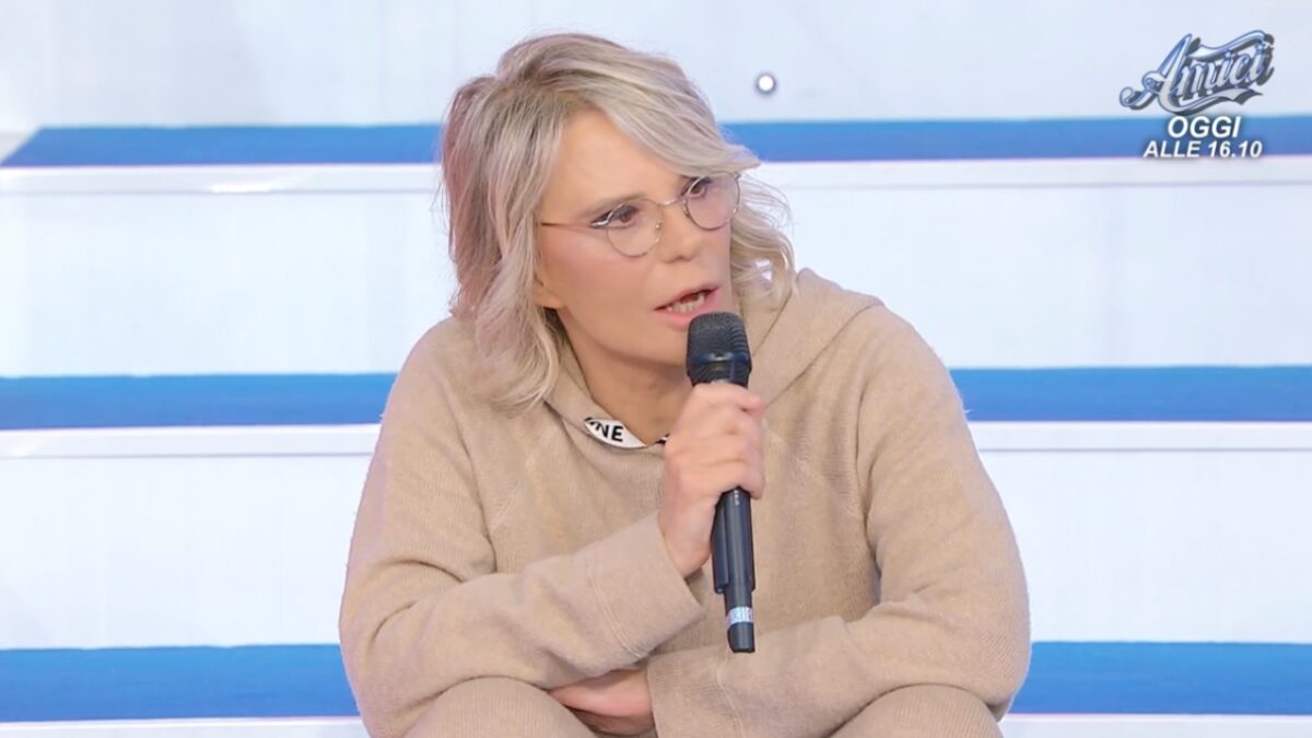 Maria De Filippi apre la nuova stagione di C’è Posta per Te con questo completo super elegante (FOTO)