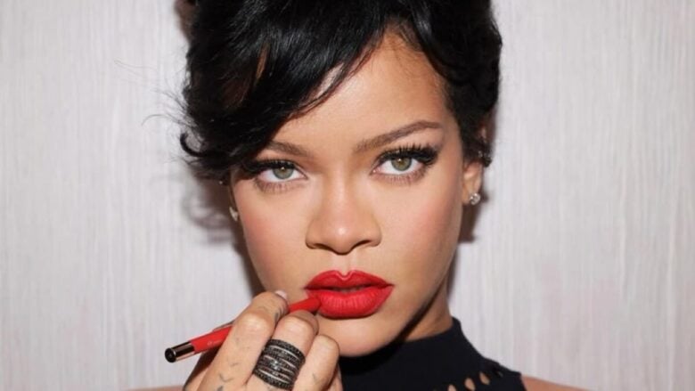 Rihanna è uno schianto nella campagna di Savage per San Valentino