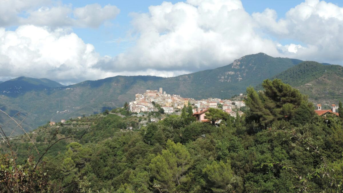 Questo suggestivo borgo è un gioiello incastonato nel cuore della Liguria