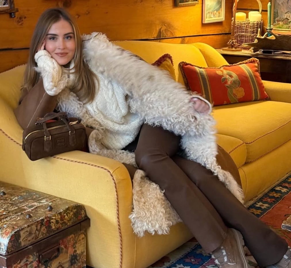 Valentina Ferragni, per il Weekend con le amiche in Montagna sceglie il Look dai toni neutri