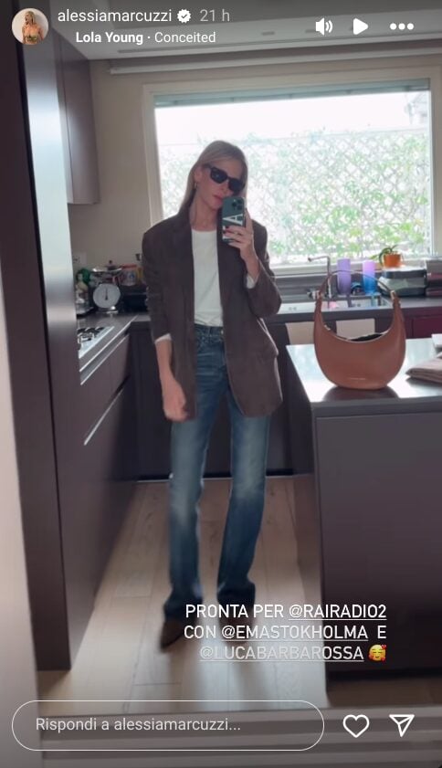 Alessia Marcuzzi, giacca in velluto e jeans: il Look casual&chic per tutti i giorni da replicare subito!