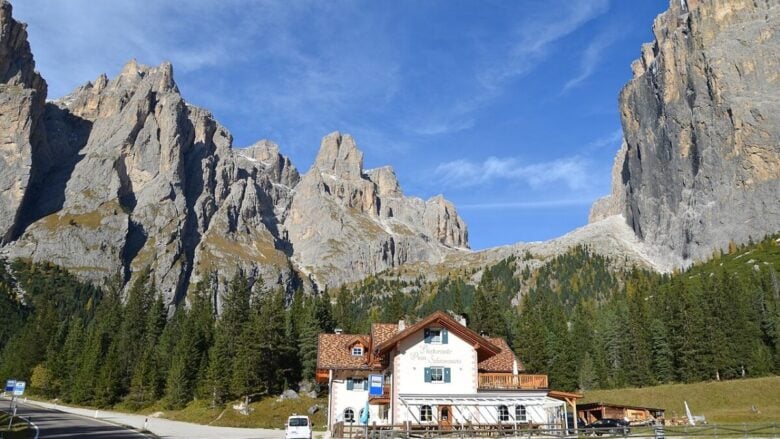 Questo borgo in Val di Fassa sembra uscito da una fiaba. Vi incanterà!