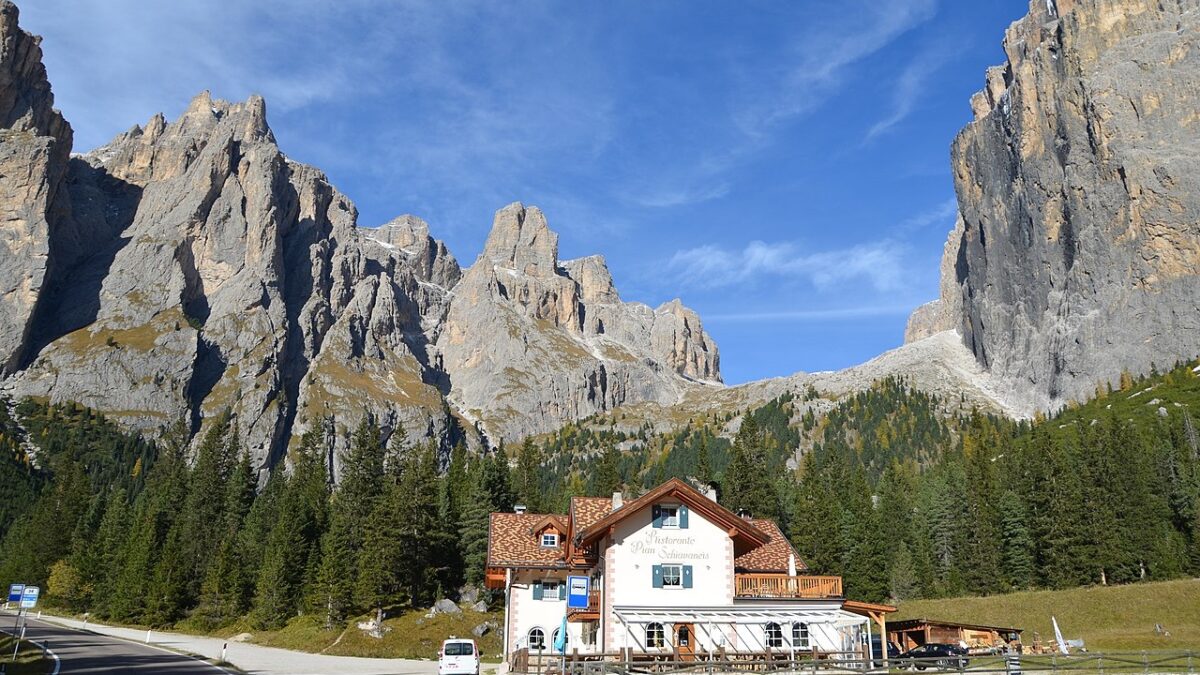 Questo borgo in Val di Fassa sembra uscito da una fiaba. Vi incanterà!