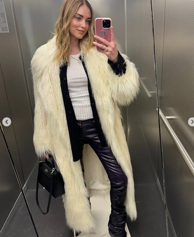 Chiara Ferragni si ripara dal freddo con la maxi pelliccia bianca di super tendenza: che chic!