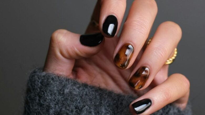 Manicure attacca e stacca: la novità è lo smalto adesivo!