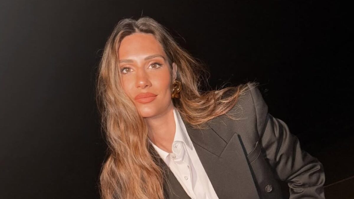 Beatrice Valli “ruba” la camicia al marito e incanta con questo Look Mannish