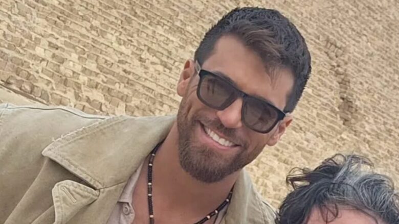 Can Yaman in Egitto conquista tutti con questo Look: ecco le foto