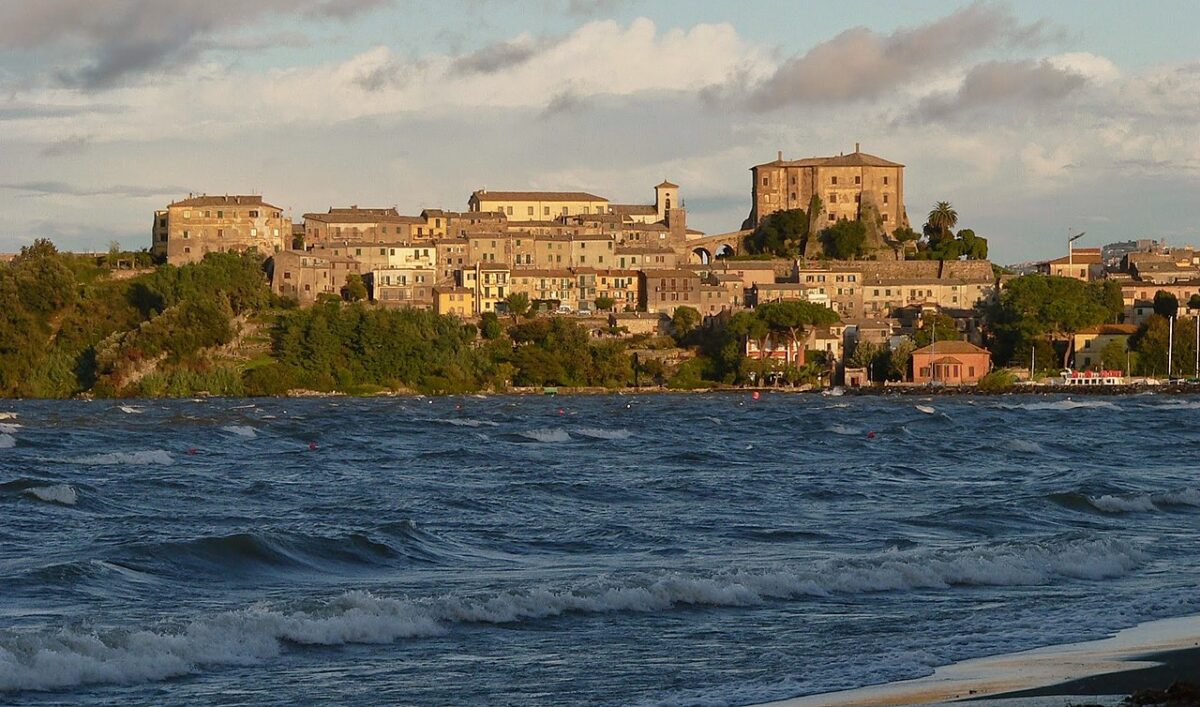 Uno splendido borgo arroccato sul Lago di Bolsena, la meta ideale per un weekend di Primavera